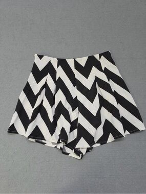 Women’s Lookbook Store Black White Chevron Skort Size 6 NWT
